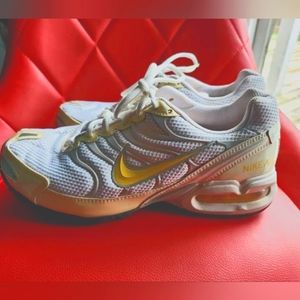 Nike Air LiveStrong Sneakers. Women's 8.5.